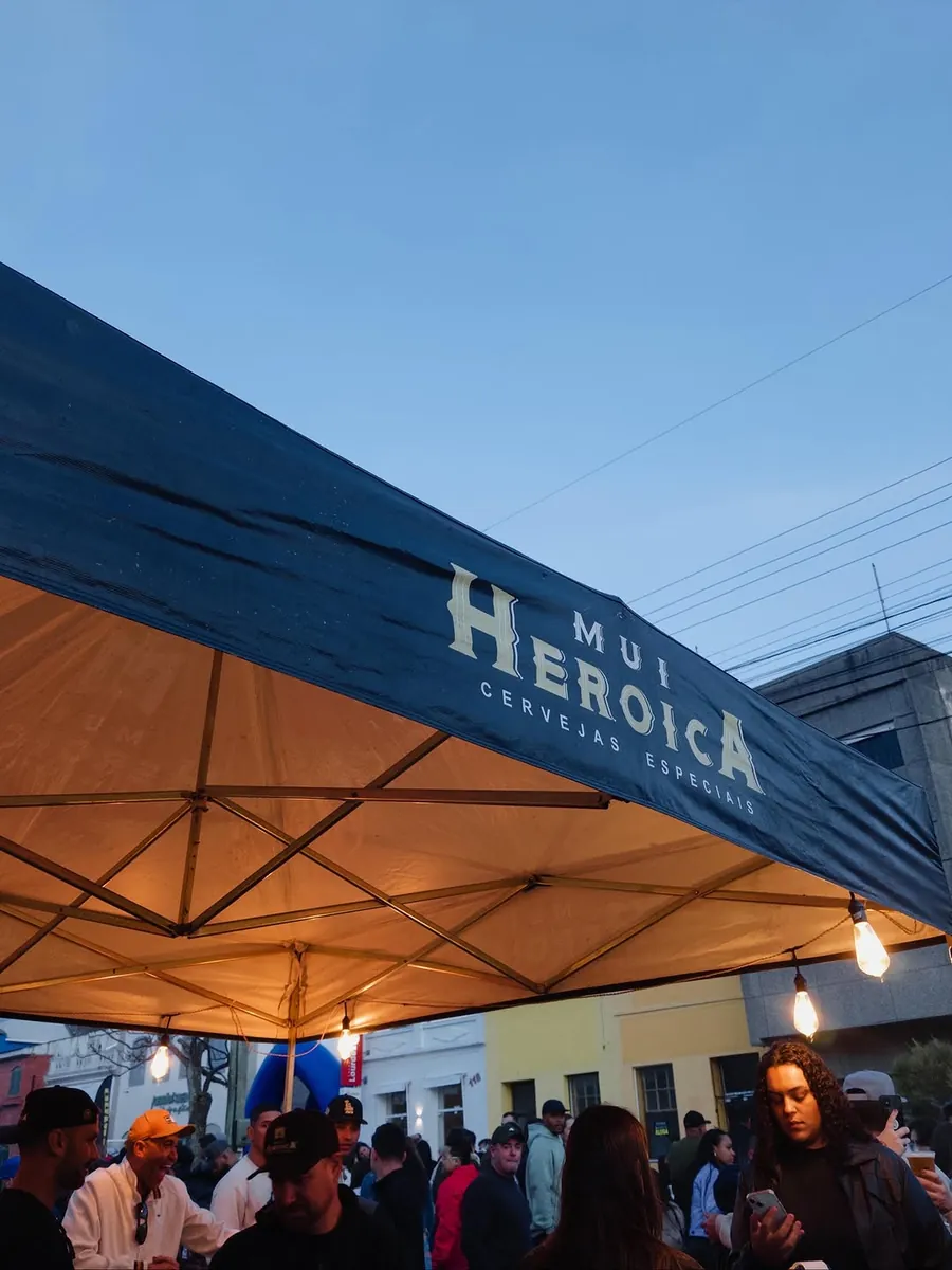 Tenda da Mui Heróica cheia de gente num evento