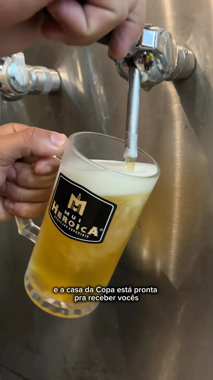 Chope sendo tirado na caneca da Mui Heróica